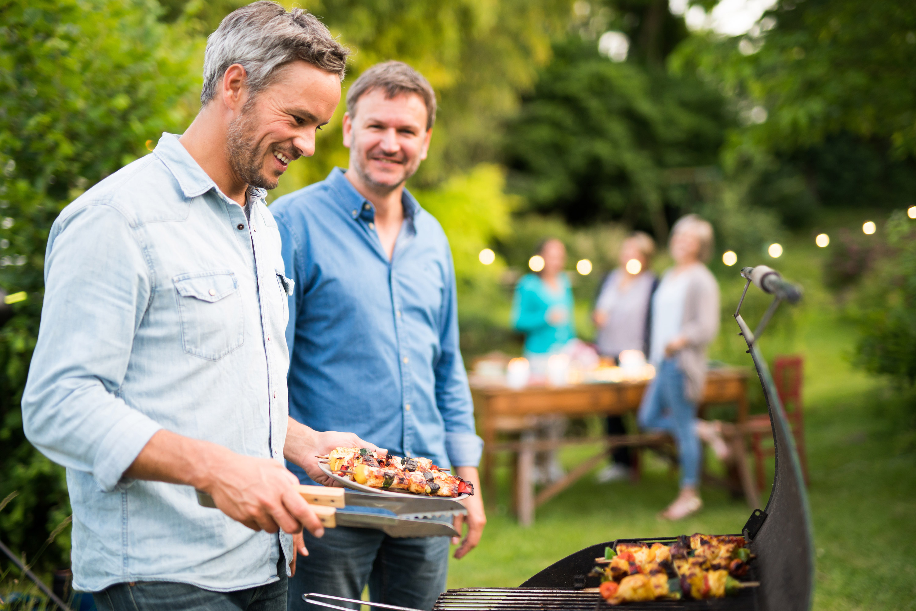 gesund-grillen-maenner-grillen-im-gruenen